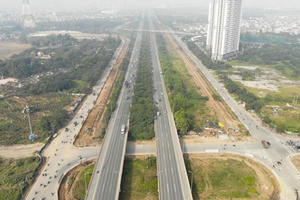 Hà Nội: Tiếp tục xén dải phân cách, mở rộng đường gom Đại lộ Thăng Long