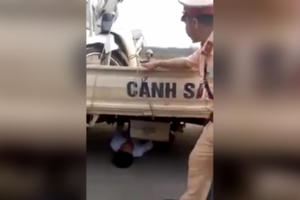 Clip: Nam thanh niên chui vào gầm ô tô CSGT "ăn vạ" khi bị thu giữ xe