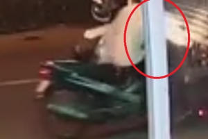 [Clip]: Đang lao nhanh xe tải đột nhiên dừng lại khiến 2 xe máy đi sau chịu hậu quả nặng nề