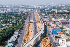 Cuộc đua Đông - Tây: Hai cực nóng của Sài Gòn