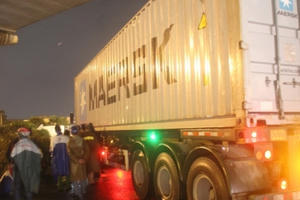 Lặng người nhìn mẹ và vợ tương lai chết thảm dưới gầm container