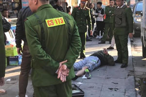 Hà Nội: Nghi án người đàn ông rút súng tự chế bắn vào nhóm người đang ngồi uống nước