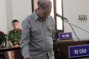 Cựu hiệu trưởng xâm hại tình dục nhiều nam sinh lĩnh án 8 năm tù