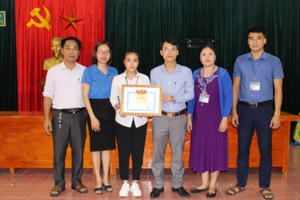 Nghệ An: Nữ sinh xinh đẹp nhặt được chiếc ví chứa đầy tiền trả lại cho người đánh mất