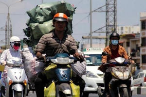 Ngồi yên xe phơi nắng có làm chết tinh trùng?