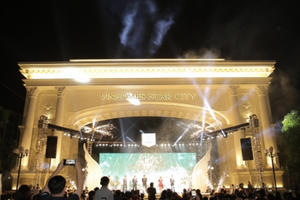 Vinhomes Star City khai trương cổng chào Victoria và quảng trường ánh sáng