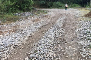 Bắc Kạn: Đường nhựa "hóa" thành đường... đất, đá trên tỉnh lộ 258B