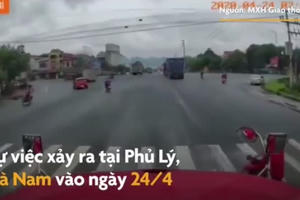 [Clip]: Người phụ nữ hồn nhiên tạt đầu xe container khiến tài xế hoảng hồn