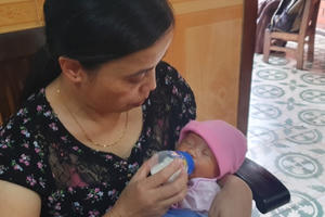 Phát hiện bé gái mới 2 ngày tuổi bị bỏ rơi cùng bức thư tâm thư của người mẹ Phát hiện bé gái mới 2 ngày tuổi bị bỏ rơi cùng bức thư tâm thư của người mẹ