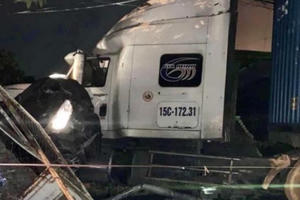 Xế hộp bị xe container đè bẹp rúm, 2 người tử vong