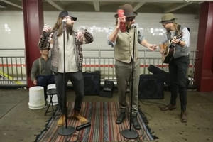 Nhóm nhạc nổi tiếng thế giới bất ngờ đi… hát rong