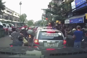 Hà Nội: Nam thanh niên rạch túi, móc đồ giữa thanh thiên bạch nhật