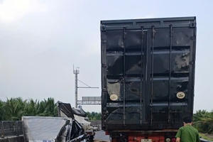 Xe tải tông xe container cùng chiều đậu trên cao tốc, phụ xe tử vong tại chỗ
