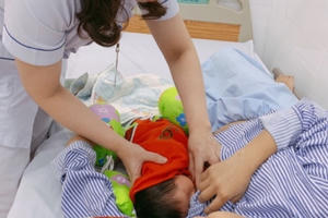 Lao vào tâm lũ đưa bệnh nhân, sản phụ đến bệnh viện “vượt cạn”