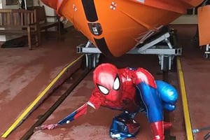 Hài hước vụ giải cứu… Người Nhện bị rơi xuống biển