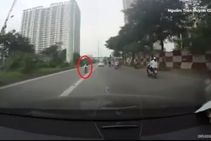 Clip: Thanh niên đầu trần, liều mạng đối đầu xe buýt BRT