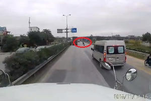 "Giỡn mặt với tử thần" nhóm thanh niên đầu trần đánh võng trước đầu xe tải