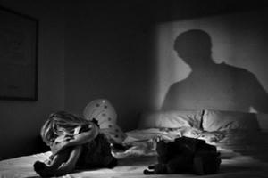 Quảng Ninh: Khởi tố cha dượng hãm hiếp con riêng 8 tuổi của vợ