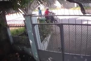Clip thanh nên đi xe máy "tiện tay" trộm luôn thùng rác