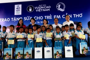 Quỹ sữa Vươn cao Việt Nam và Vinamilk tiếp tục trao tặng sữa cho trẻ em tại Cần Thơ