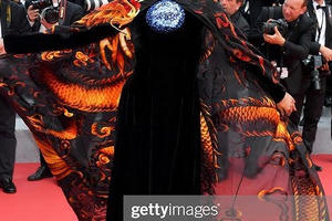 Không giống Ngọc Trinh, trang phục Trương Thị May bừng sáng trên thảm đỏ Cannes