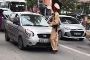 Hà Nội: Tạm giữ xe ô tô của người phụ nữ nói “đã bảo bận, lúc khác quay lại”