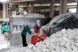 Gạch ốp lát và vôi sống xuất khẩu của Việt Nam bị điều tra chống bán phá giá