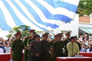 Đến khi bị “siết cổ” vì vay lãi nặng mới báo… công an