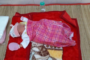 Bé gái 1 ngày tuổi bị bỏ lại dưới tượng Phật