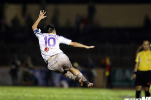 Màn ăn mừng bay người trên không hiếm thấy của Văn Quyết