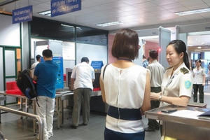 Hai nhân viên hàng không hợp mưu "nhặt" Macbook của hành khách