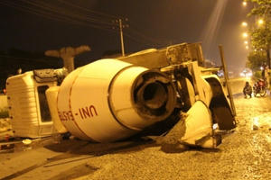 Nổ lốp trước, xe bồn lật ngang trong đêm