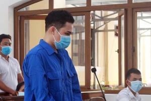 Vác dao đi chém người trong cơn say, bị cáo lãnh 20 năm tù