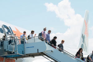 Bản tin Giao thông Plus số 60: Cấm sử dụng sạc dự phòng điện thoại trên máy bay