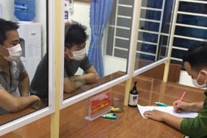 Phạt nhiều trường hợp không đeo khẩu trang khi ra ngoài tại vùng dịch ở Nghệ An