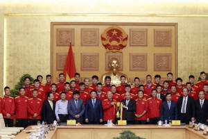 Thủ tướng trao Huân chương Lao động Hạng Nhì cho tiền vệ Nguyễn Quang Hải