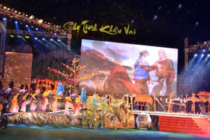 Khai mạc chợ tình Khâu Vai năm 2017 trong thời tiết mưa xối xả