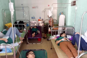 Hơn 60 công nhân nhập viện sau bữa cơm với thịt kho và rau muống xào