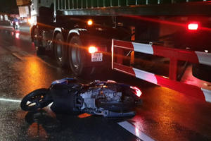 1 người tử vong vì va chạm với xe container 1 người tử vong vì va chạm với xe container