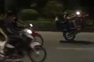 Nhóm “quái xế” bốc đầu, đánh võng, rú ga làm cả thị trấn náo loạn