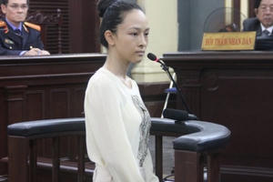 Vụ hoa hậu Phương Nga “vặn” luật sư: “Gậy ông đập lưng ông”