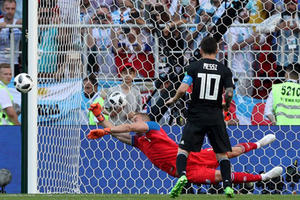 Messi sút trượt penalty, Argentina hòa Iceland trong "đau đớn"