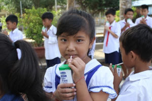 Gần 55.000 trẻ em tỉnh Trà Vinh thụ hưởng chương trình sữa học đường