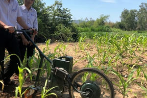 Hai học sinh lớp 9 chế tạo máy cày làm cỏ, bón phân