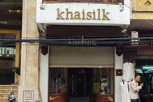 Truy tìm đường đi của những chiếc khăn lụa giả mạo "made in Việt Nam"