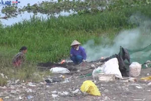 TP HCM: Ô nhiễm từ phế liệu trên bờ kênh Tham Lương TP HCM: Ô nhiễm từ phế liệu trên bờ kênh Tham Lương