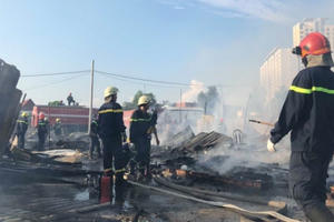 Hàng trăm công nhân thẫn thờ vì cả khu lán trại cháy rụi