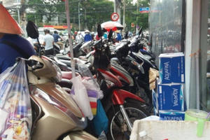 TP HCM: Nhức nhối bãi giữ xe "nuốt" vỉa hè trước cổng Bệnh viện Tai Mũi Họng