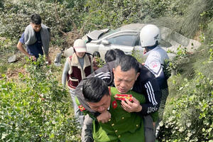 Lực lượng Công an kịp thời cứu người gặp nạn do tai nạn giao thông