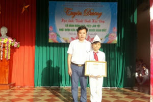 Tuyên dương nam sinh nhặt được ví chứa đầy tiền tìm người đánh rơi để trả lại